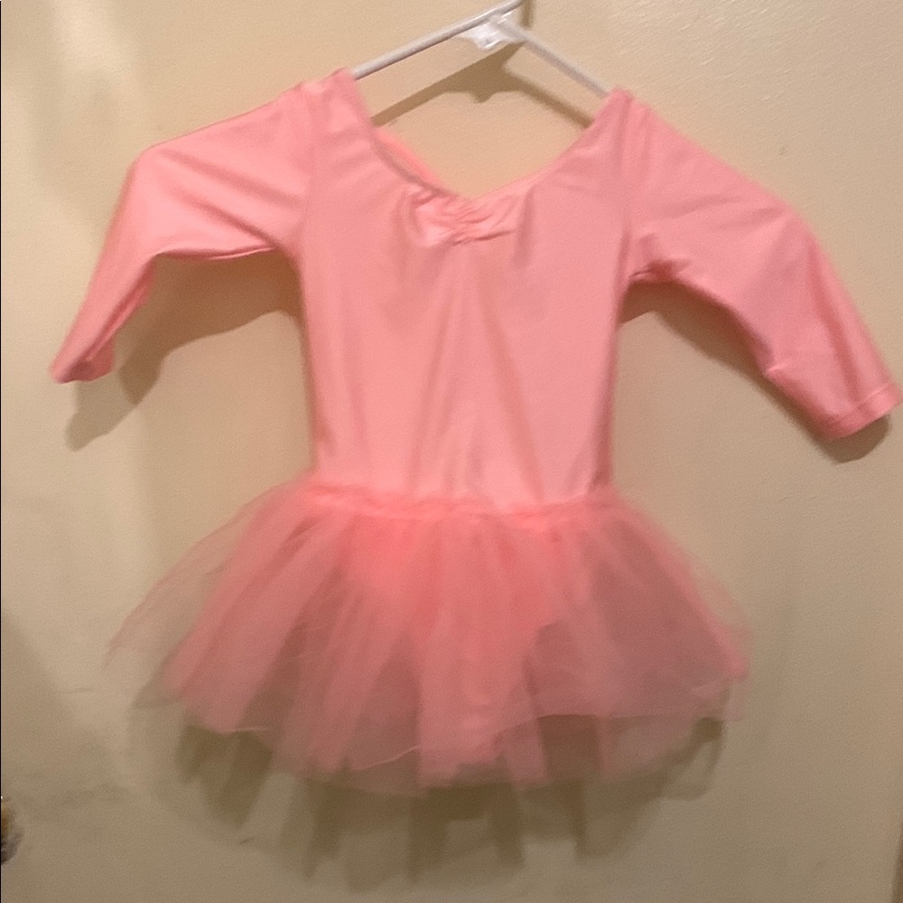 Girl’s pink ballet dress with tulle skirt, for ages 2 to 4 years.